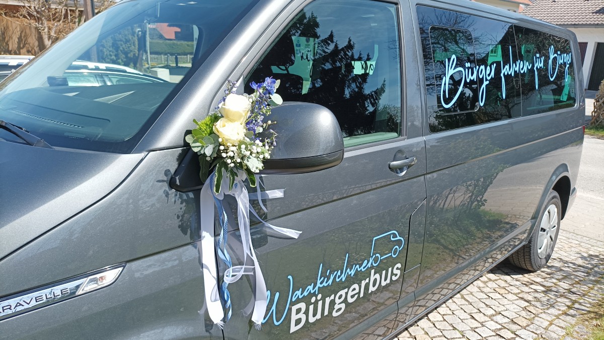 Bürgerbus Waakirchen mit Blumenschmuck am Einweihungstag